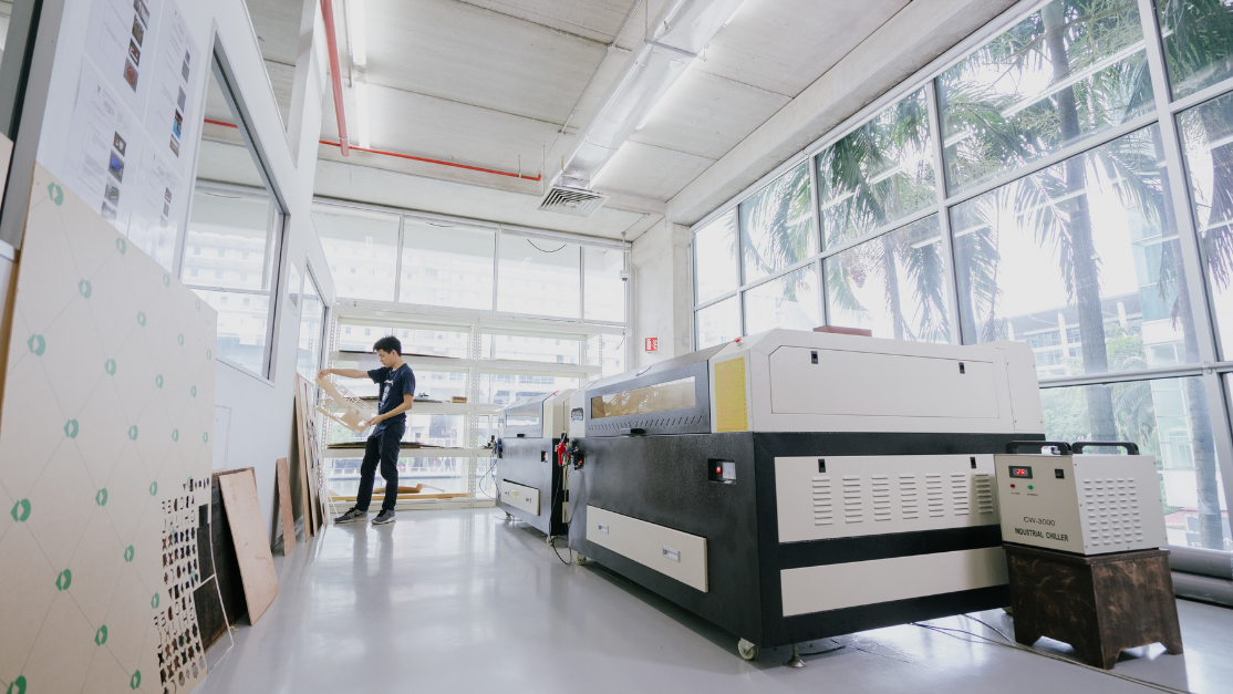 big space in a 3d laboratory with the machines