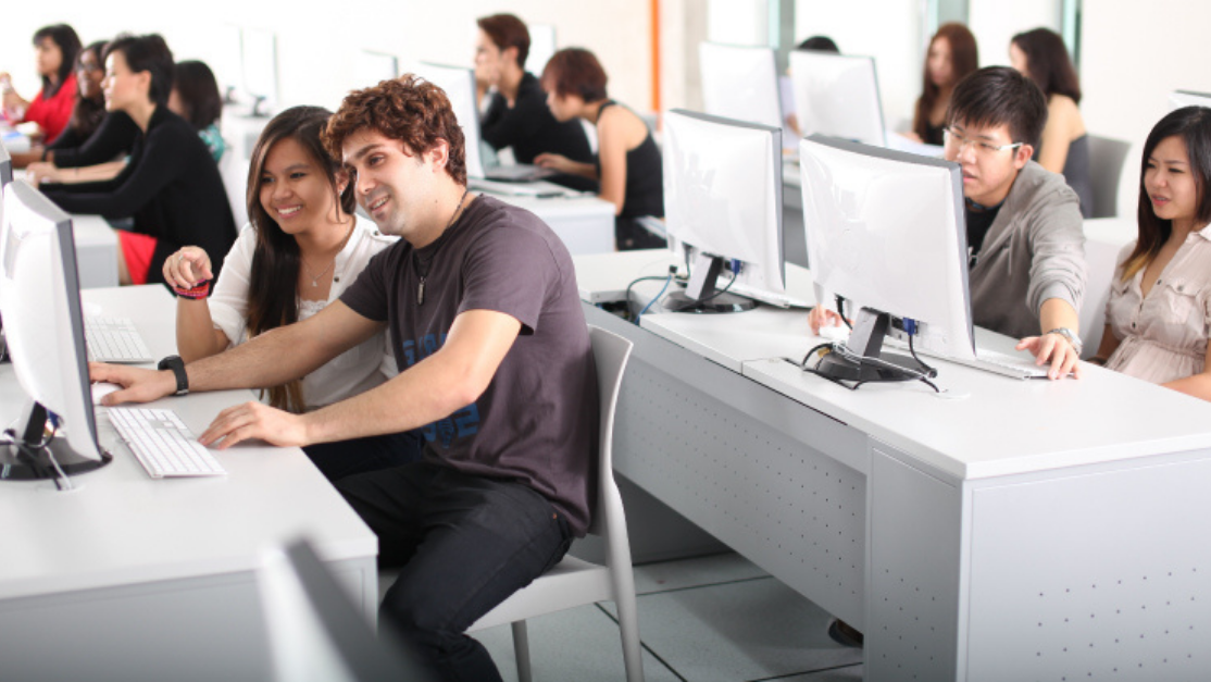 2 students working on a computer