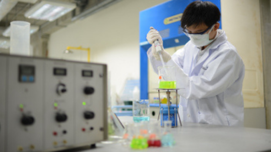 student working on a chemical reaction