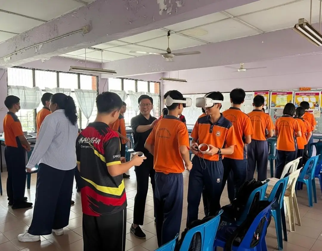 students trying out new technology