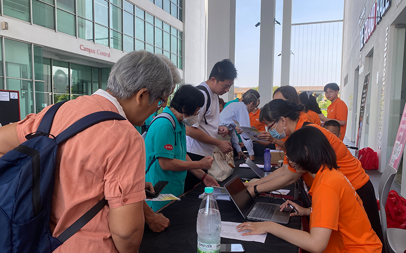 Eager participants register in front of The Grand Hall at Taylor’s University, assisted by volunteers and students
