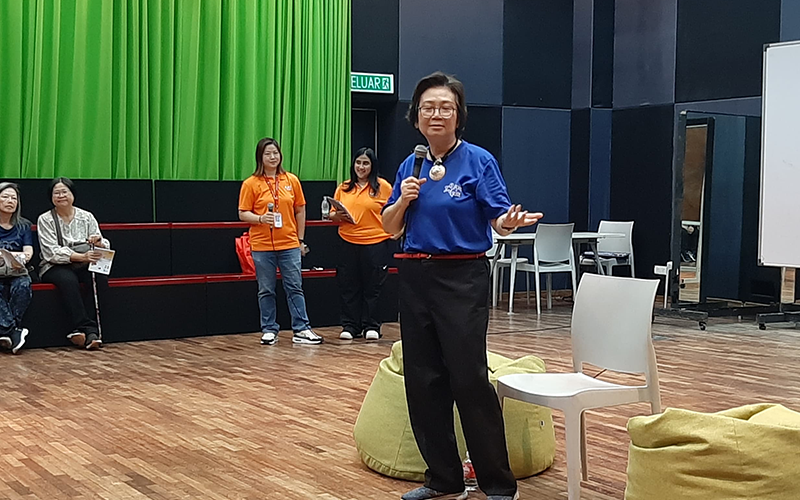 Ms Siti Rohana (Left) and Ms Karen Lau (Right) sharing their experiences with the students (Photo credits: Dr Josie Ong Ai Ling, Chair of the Human Library Project) 