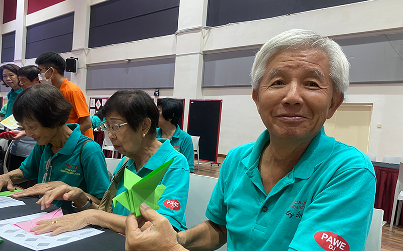 Origami-making booth sessions popular among citizens