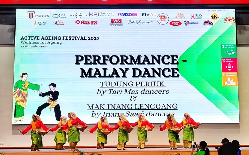 “Tudung Periuk” by Tari Mas Dancers and “Mak Inang Lenggang Inang” by Inang Saari Dancers filled the hall with timeless grace, as classical Malay dance forms inspired seniors and students to sway gently, shoulder to shoulder.