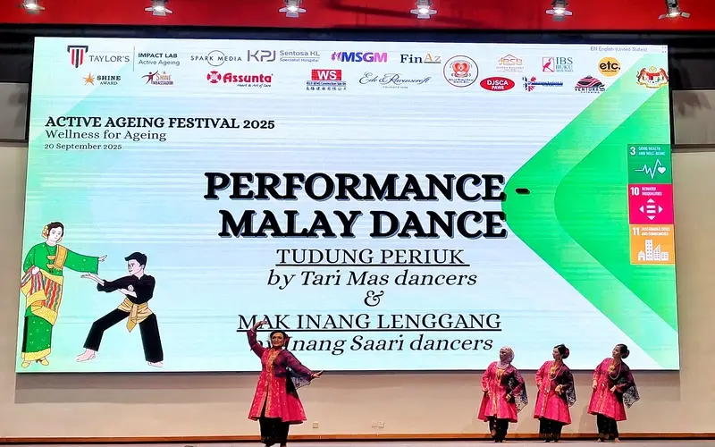 “Tudung Periuk” by Tari Mas Dancers and “Mak Inang Lenggang Inang” by Inang Saari Dancers filled the hall with timeless grace, as classical Malay dance forms inspired seniors and students to sway gently, shoulder to shoulder.