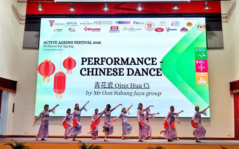 A traditional Chinese fan dance, “Qing Hua Ci”, by Mr Oon’s Subang Jaya Group showcased graceful movements that were poised and precise.