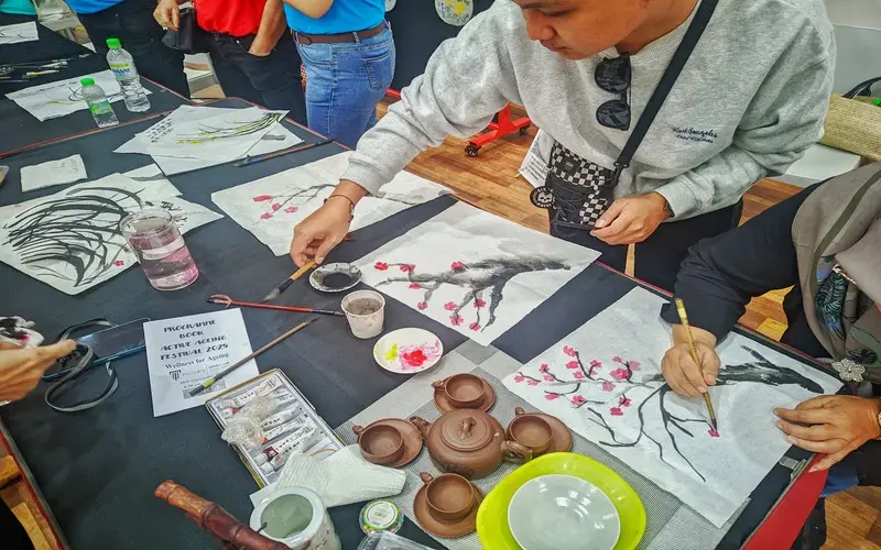 INTERACTIVE GAMES AND MEDICAL BOOTHS