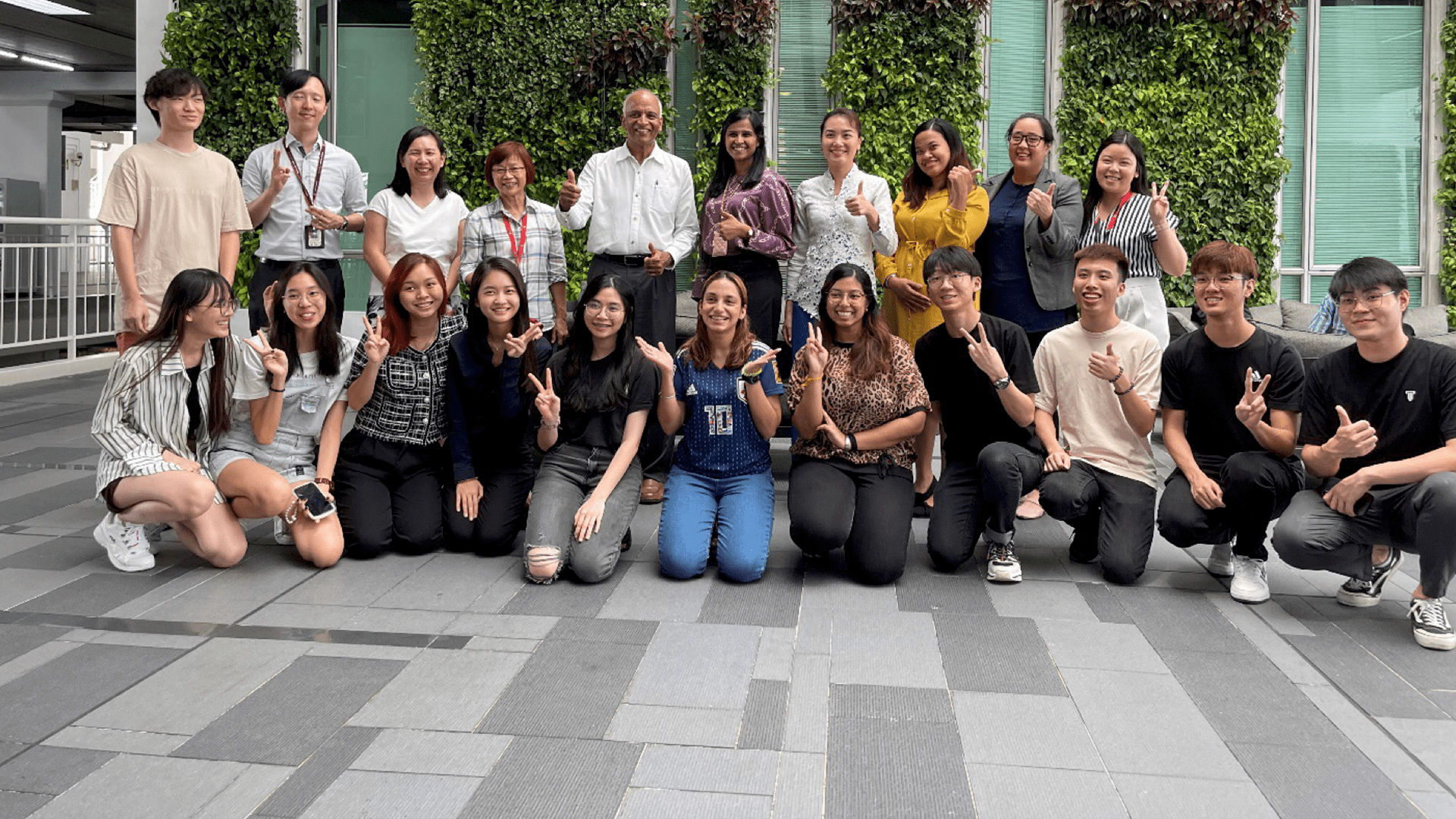 Group photos of student participating in the project