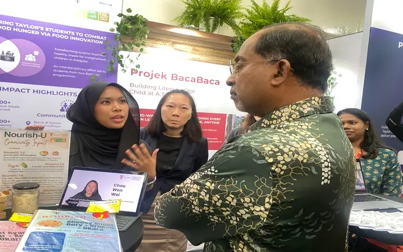 YB Dato’ Seri Diraja Dr Zambry Abd Kadir listening to a student’s experience with Nourish-U