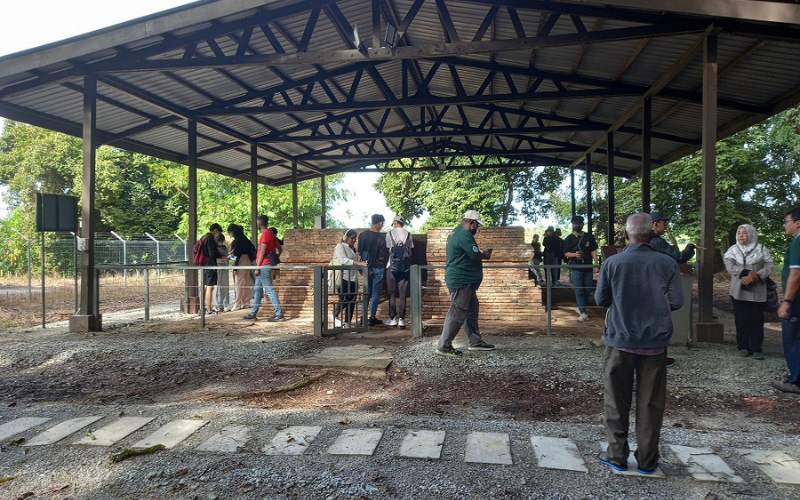Students and visitors testing out the draft audio guides at Lembah Bujang in October 2022