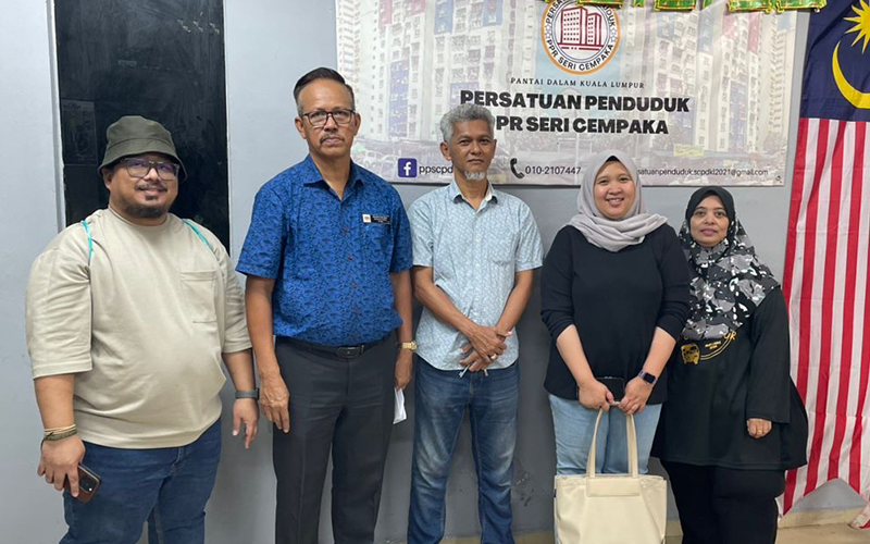 The ECHO Project team members with PPR Seri Cempaka residents