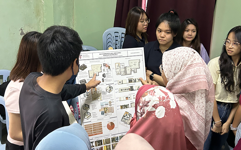 Residents of PPR Seri Cempaka visiting the Students’ Design Exhibition