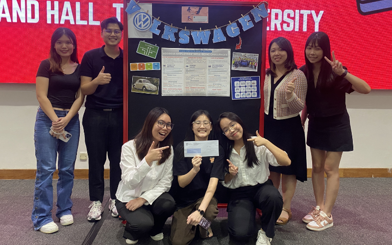 Winning Group Pictured: Serena Ngo Xin Ling, Jonathan Wan Liang, Voo Qiao Er, Wong Wen Jing, Choo Yi Shan, Dr Karen, Tan Zhe Tian