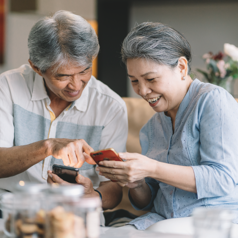 Elder learn to use smartphone