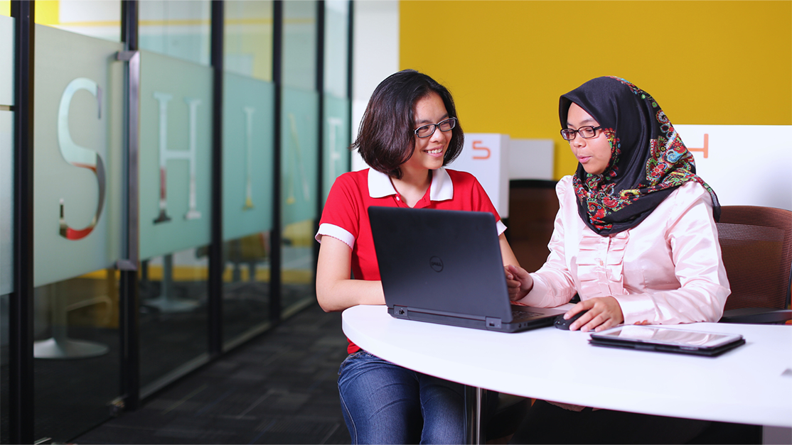  A Taylor's Facilitator from the Shine Team is in discussion with a lecturer regarding curriculum planning