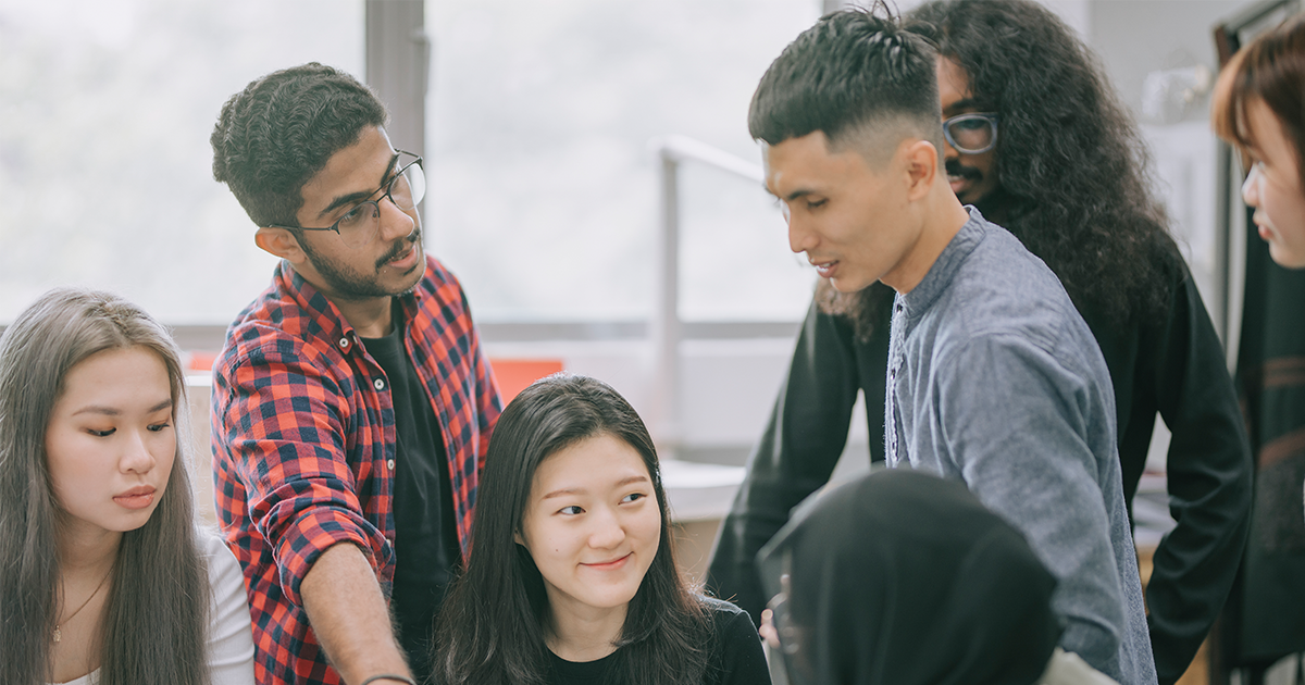 Group of student discussion for team project