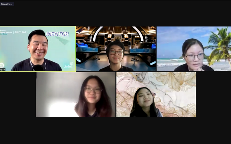 Students having mentoring Session with Dr Lim Ing Kien