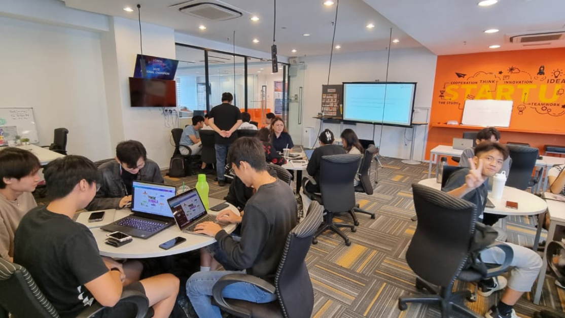 photos of students who work in teams during their workshop 