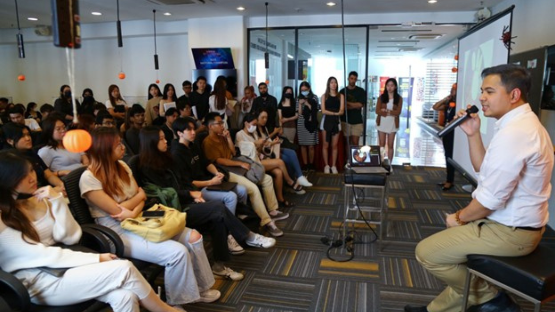 group photo of participants with speaker