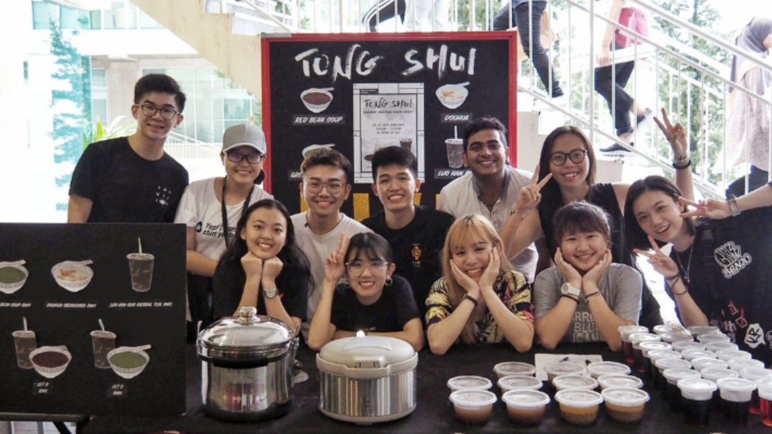 students selling traditional chinese dessert