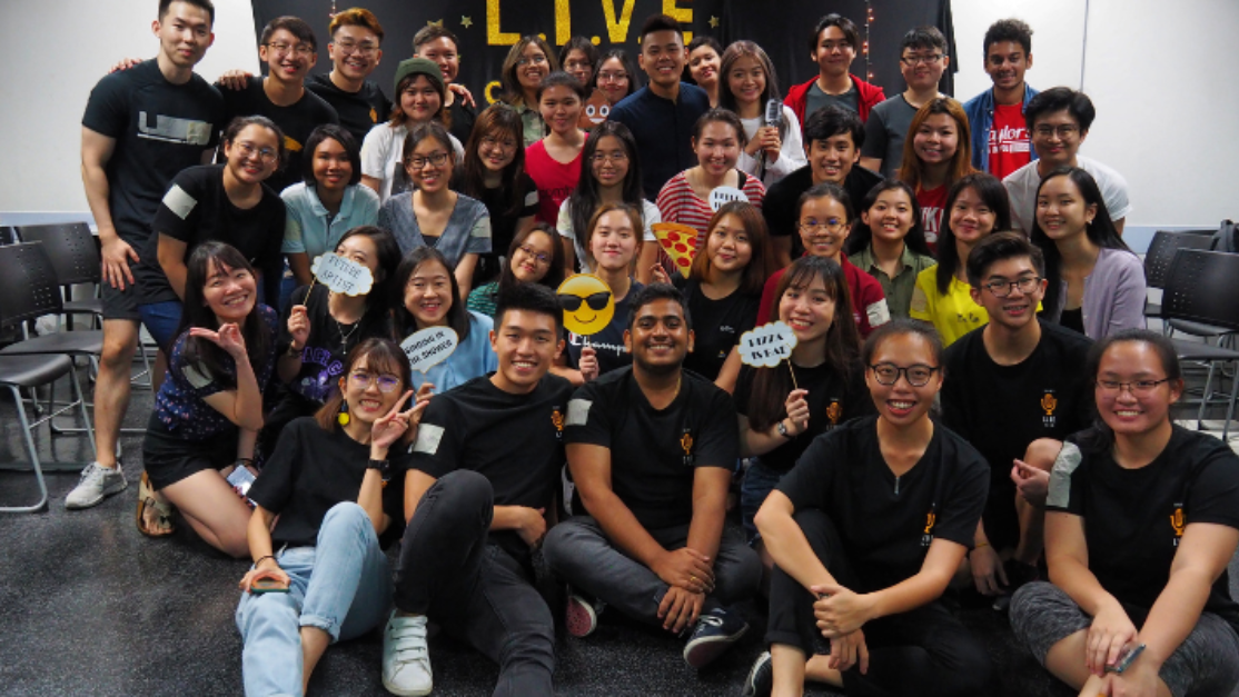 students gathered together to have a picture
