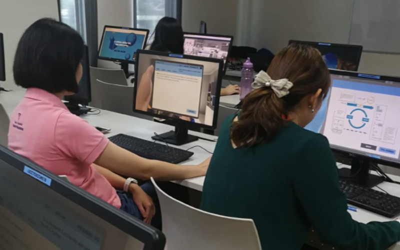 Students using Labster in practical class 