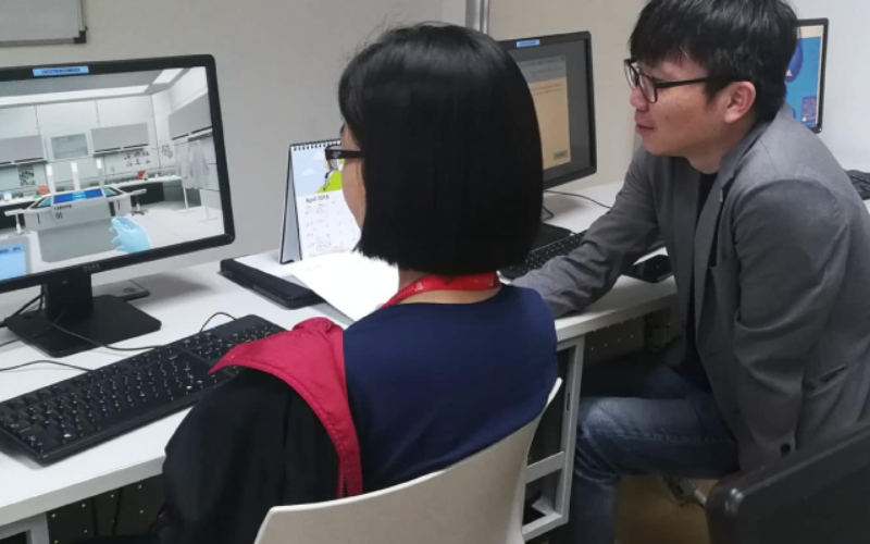 Student using Labster in practical class 