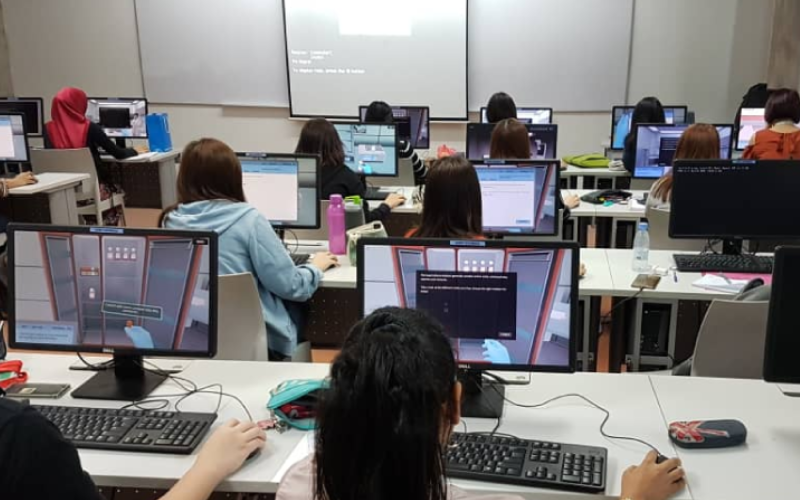 Students using Labster in practical class 