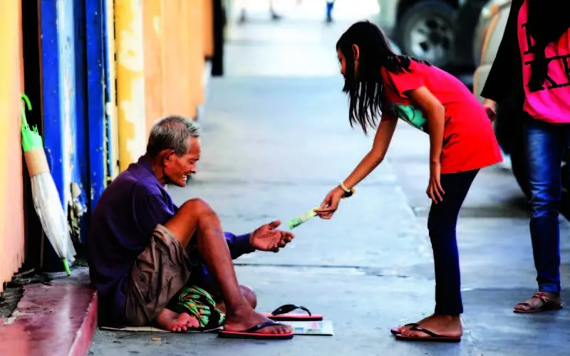 kid-giving-money-to-homeless