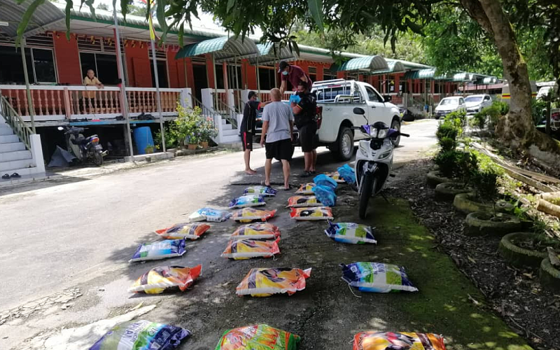 students taking out food aid packages from the truck