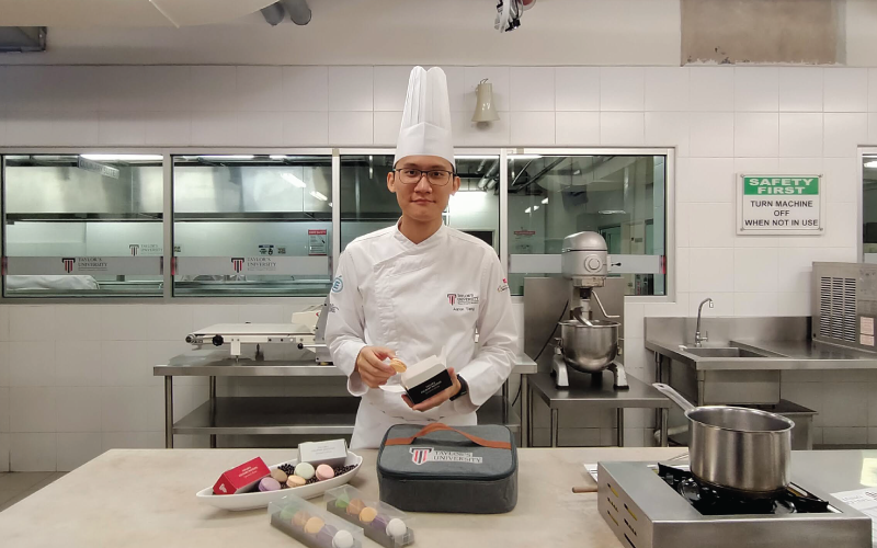 a participant in the macaron decorating workshop