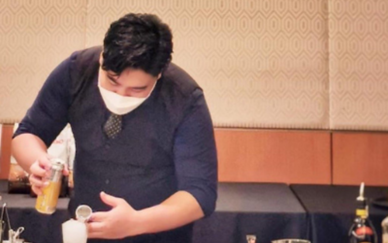 Sean choy doing latte art