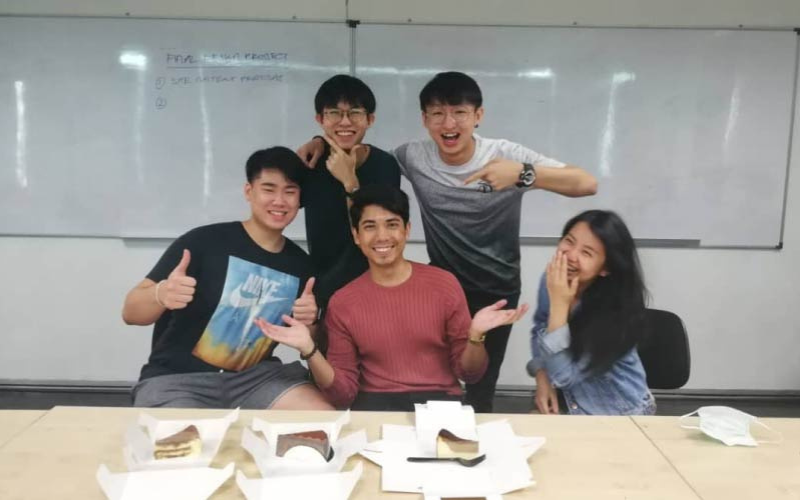 Mr. Raja Imran with his students, including Soh Huay Xin who nominated him for the RISE Educator Award 2021: Taylorian Edition, celebrating his birthday with some slices of cakes.