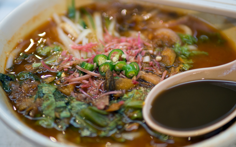  A close-up image of a bowl of Malaysia's popular dish, laksa