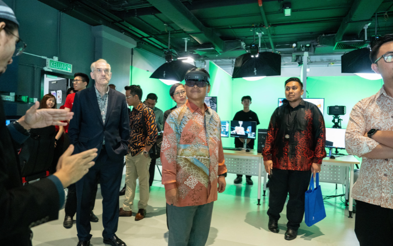 Datuk Ts. Mustapha Sakmud's trying HoloLens
