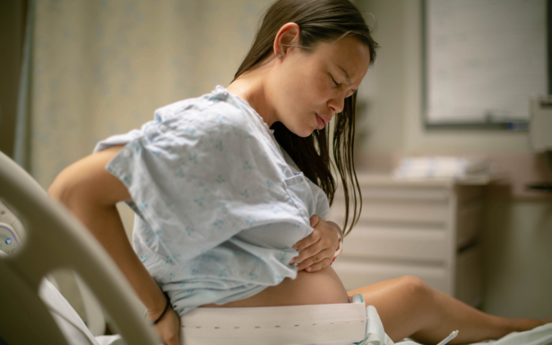 Pregnant woman having contractions