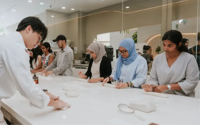  Stephane Yan, Project Manager, loaf & latté, Professor Dr Neethiahnanthan Ari Ragavan, Executive Dean, Faculty of Social Sciences and Leisure Management, Taylor’s University, Dato’ Loy Teik Ngan, Chairman, Taylor’s Education Group, Chef Frederic Cerchi, Head of School, Taylor’s Culinary Institute and Chef Fleurine Synaeve, Senior Lecturer, loaf & latté at the media launch of loaf & latté,