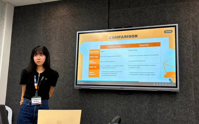 Zhi Xuan presents a product-comparison recommendation during the programme