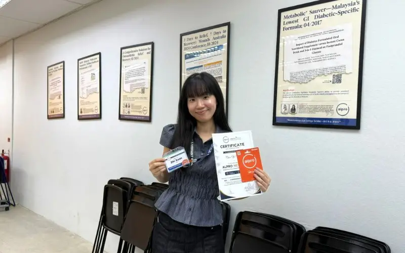 Zhi Xuan holds her Alpro NextGen certificate after the programme