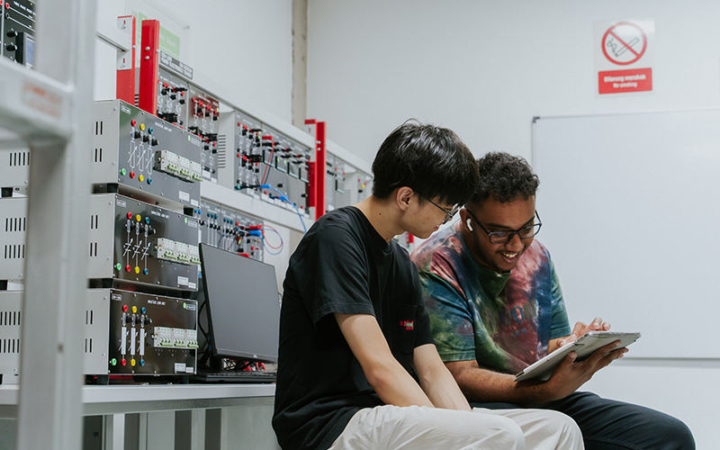 Taylor's student discussing about project