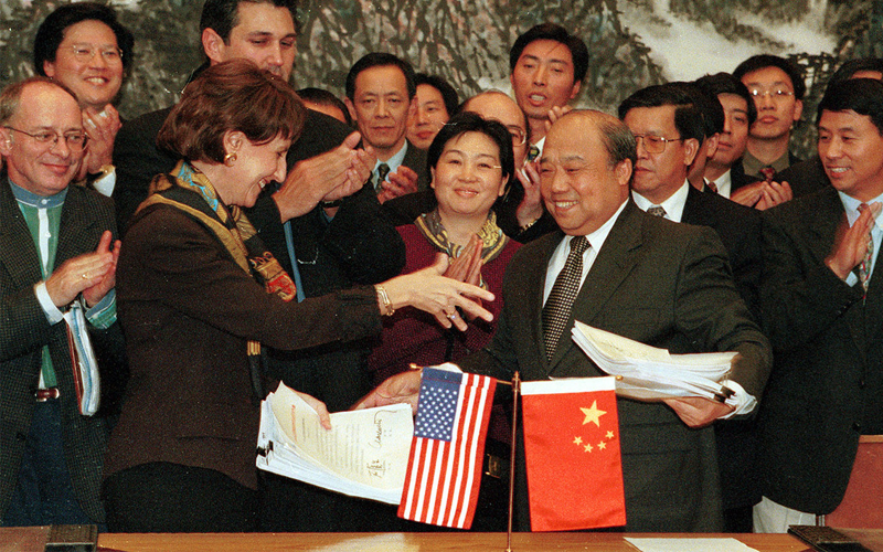 Chinese Trade Minister Shi Guangsheng shakes hands with Charlene Barshefsky, the US Trade Representative, after signing a bilateral agreement on Nov 15, 1999, in Beijing