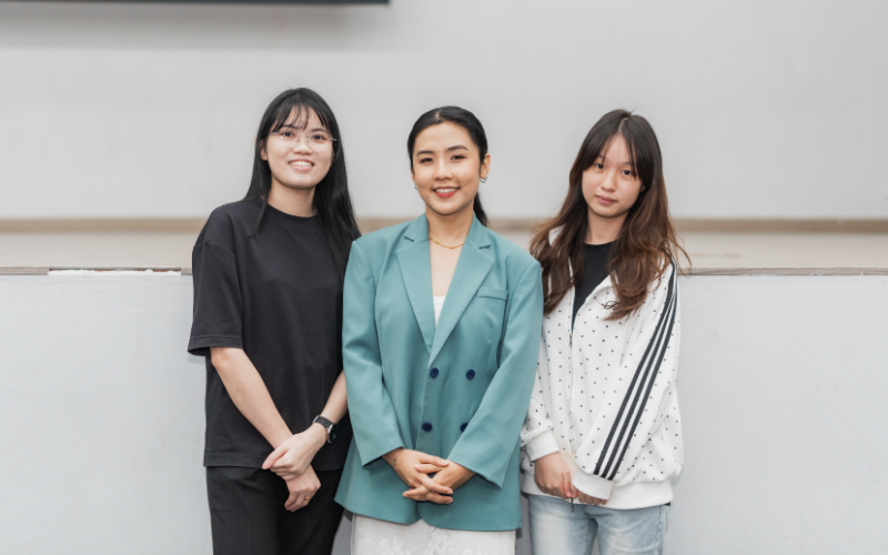 Vanessa Chong with Taylor's students who hosted and interviewed her at the session
