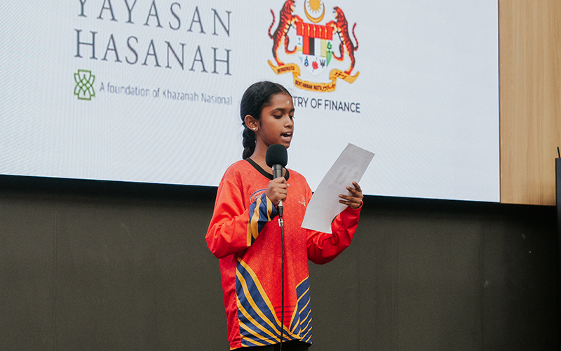Kishanthini A/P Inthira Kumar from SJK (T) Batu Ampat, reading a short story during the Projek BacaBaca: The 100 Readers Celebration reading showcase.