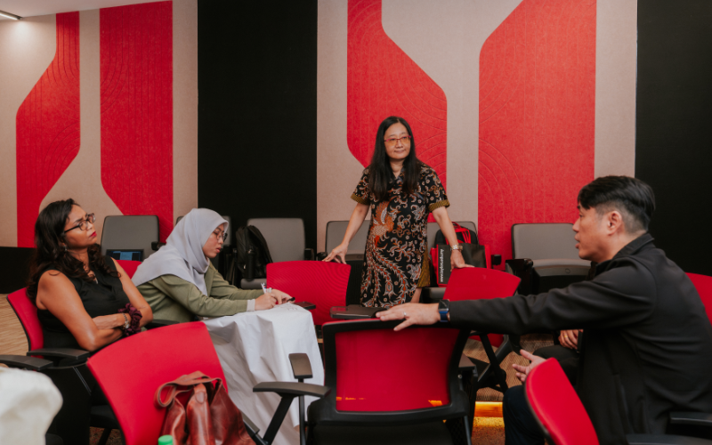 Dr Sia Chin Chin speaking with participants seated in the audience during the dialogue