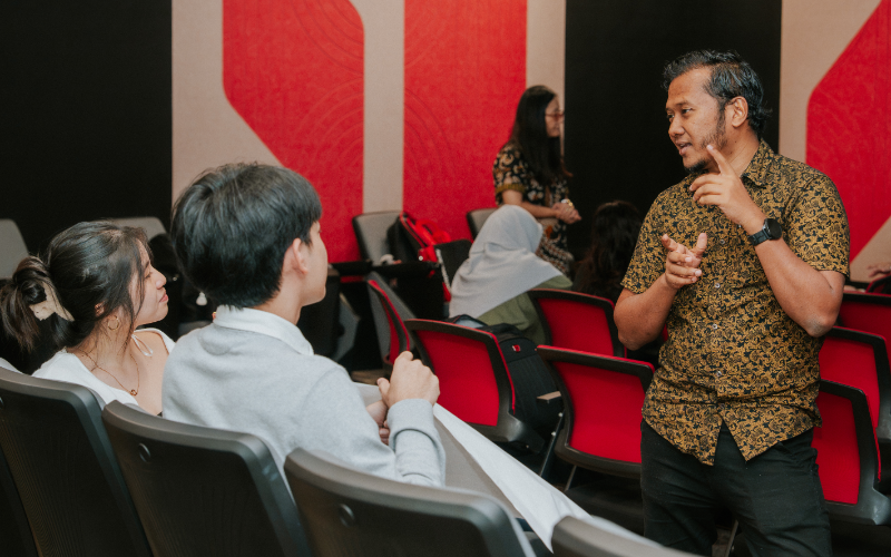 Encik Tarmizi Anuwar gesturing as he addresses participants during the dialogue