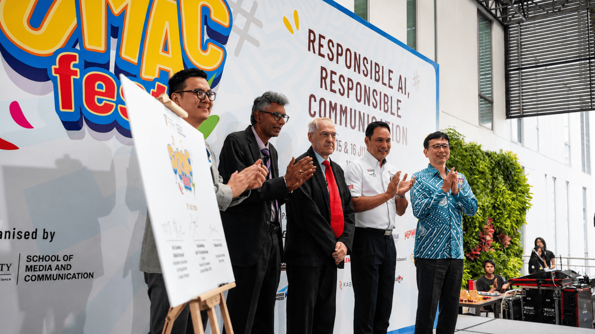 Guests of Honors (Dato' Hans Isaac, HE Noriyuki Shikata) and VC Prof. Barry signed the plaque with the group photo including ED Prof. Dr. Neethiah and HOS Prof Dr. Adrian Lee