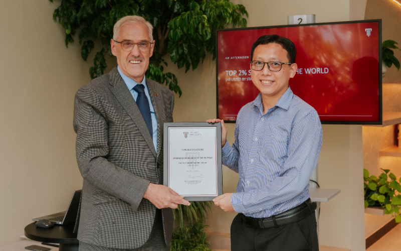 Dr Foo Jhi Biau with Prof Barry Winn