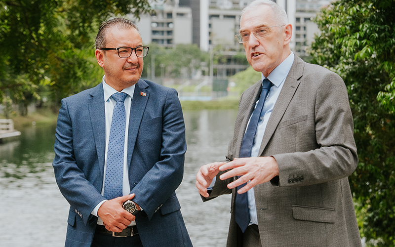 Professor Barry Winn and His Excellency Dr Ismael Maddallah Suliman Maaytah