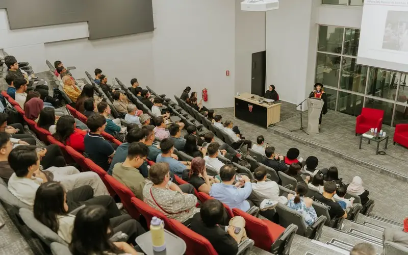 A full lecture theatre listens to Professor Chong's inaugural lecture