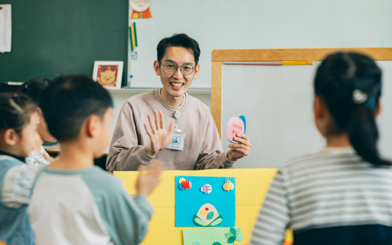 An Asian male teacher and his students vividly explain the origin of the traditional festival of Dragon Boat Festival and introduce related rich cultural knowledge through finger rhymes and children's songs.